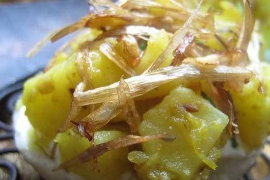 بطاطس بالثوم والبصل الأخضر ‎‎