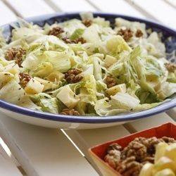 سلطة الخس بالجبن واللوز ‎‎