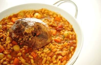 فخذ ضأن بحشو الفريك مع الفاصوليا البيضاء‎‎