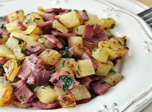 بطاطس مع شرائح اللحم البارد‎‎