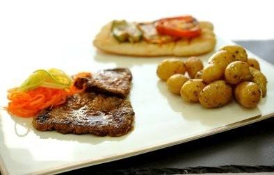 طريقة عمل لحم ستيك مع بطاطس بالأعشاب‎‎