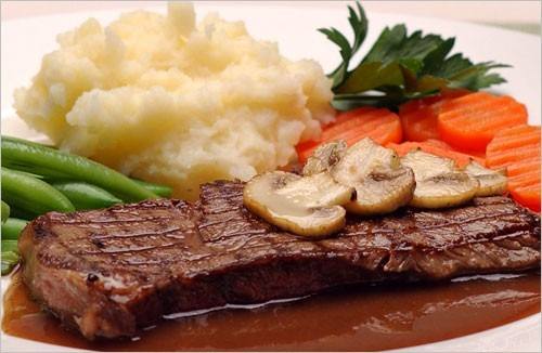 ستيك اللحم بصلصة المشروم‎‎