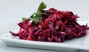 سلطة الملفوف الأحمر بالثوم ‎