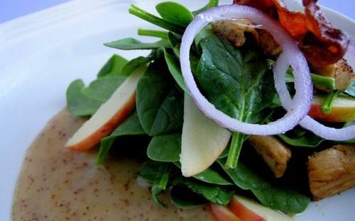 سلطة السبانخ والدجاج والمستردة ‎‎