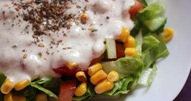 السلطة بتتبيلة الخل مع الثوم‎‎