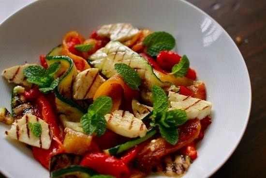 سلطة الكوسا بالفلفل الملون‎‎