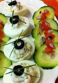 أنصاف البيض المسلوق بالجبن والزيتون ‎‎