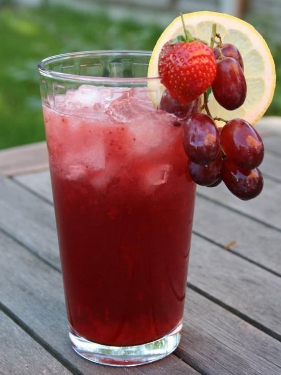 عصير العنب والفراولة بماء الورد‎‎