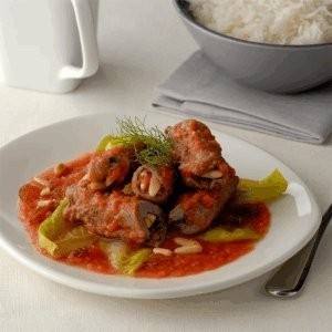 لفائف لحم البقر مع الزبيب والصنوبر وصلصة الطماطم‎‎