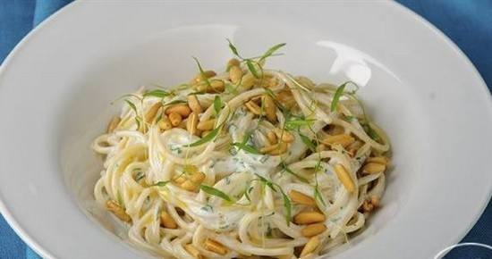 المكرونة الاسباجيتى بالزبادي والصنوبر ‎‎