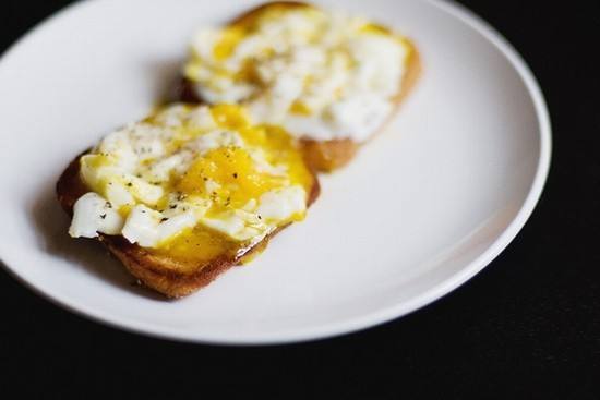 توست بالبيض والمايونيز ‎‎