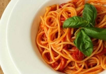 مكرونة بصلصة الطماطم و الريحان‎‎