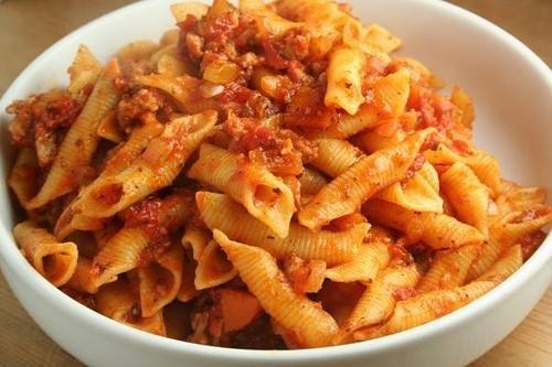 المكرونة بالسجق ‎‎