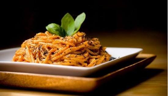 المكرونة بصلصة الطماطم بالريحان‎‎