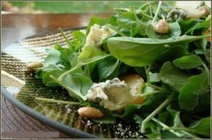 سلطة الجرجير والجوز ‎‎