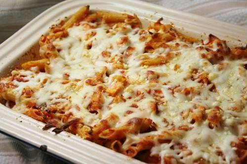 مكرونة بصلصة الطماطم والجبنة في الفرن‎‎