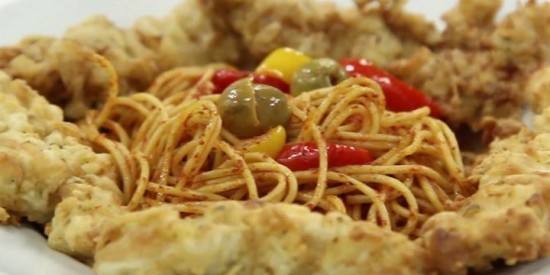 أصابع الدجاج المقرمشة مع مكرونة بالزيتون‎‎