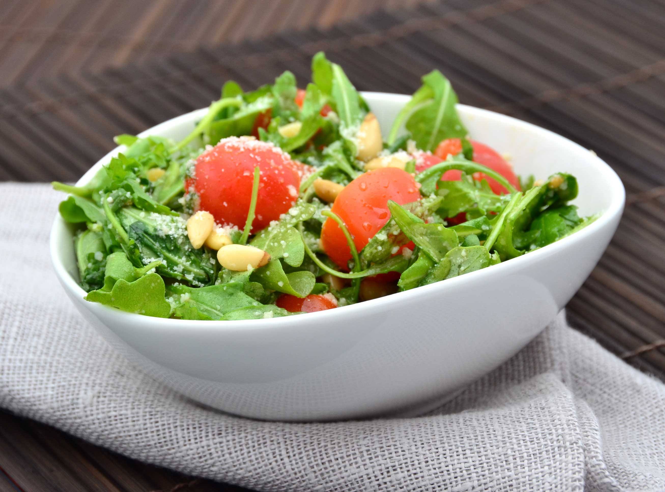 سلطة الطماطم الكرزية والصنوبر‎‎