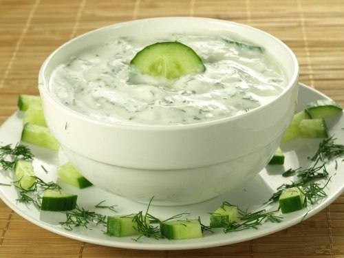 سلطة الزبادى والخيار اللذيذة‎‎