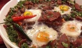 طاجن الفول بالبيض والبسطرمة بالفرن‎‎