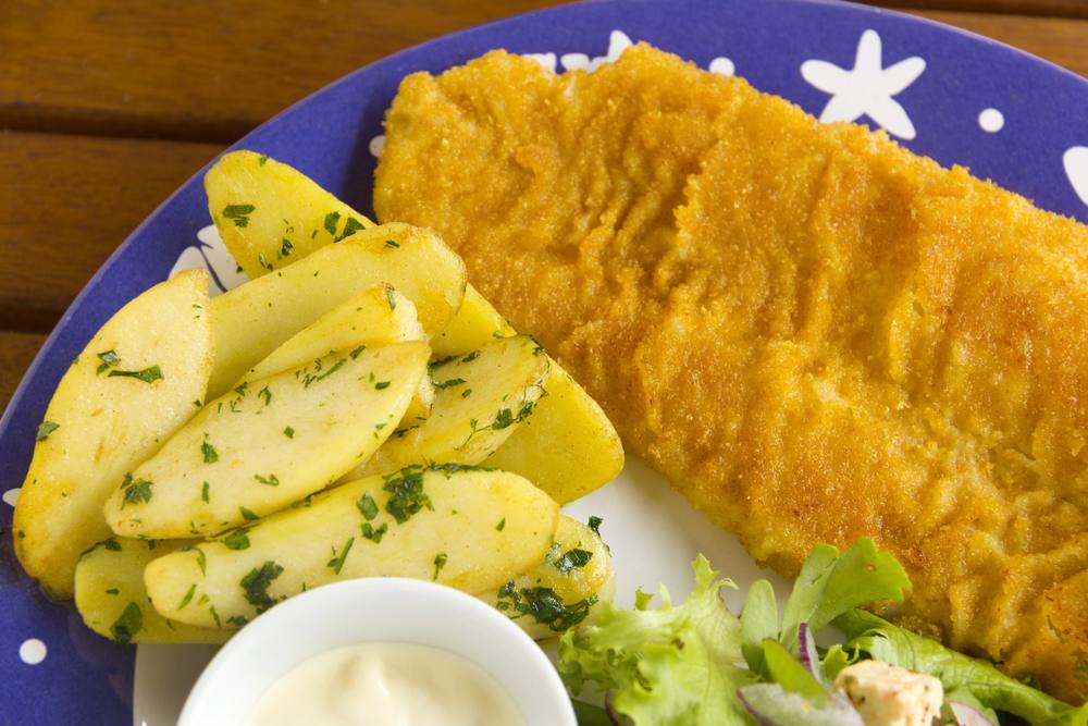 طريقة عمل سمك مقرمش مع البطاطس الودجز‎‎