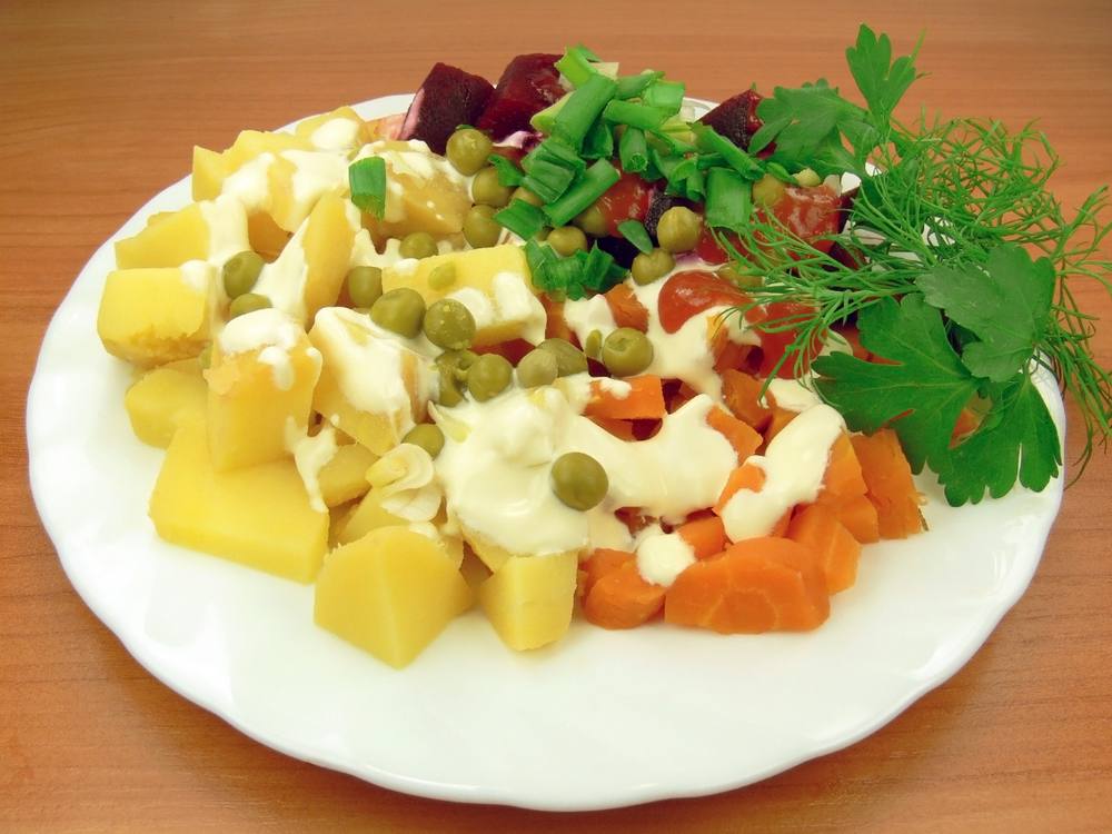 طريقة عمل سلطة البطاطس المشكلة مع تتبيلة البصل المخلل‎‎