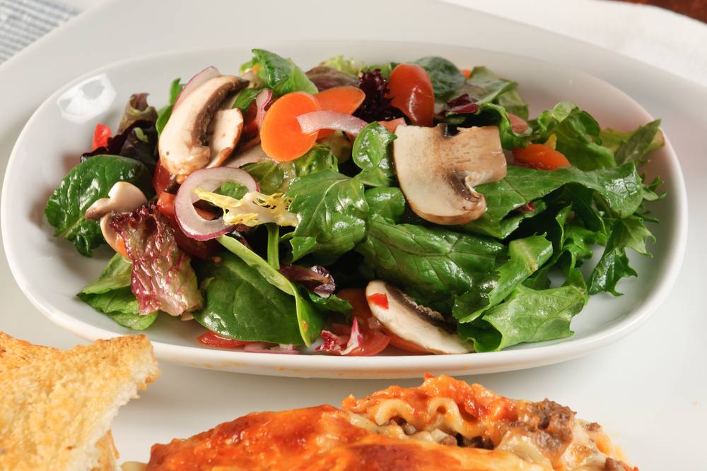 طريقة عمل سلطة المشروم والسبانخ واللحم المقدد‎‎