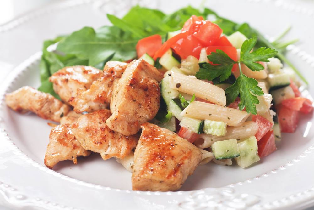 طريقة عمل سلطة الدجاج والباستا الدافئة‎‎