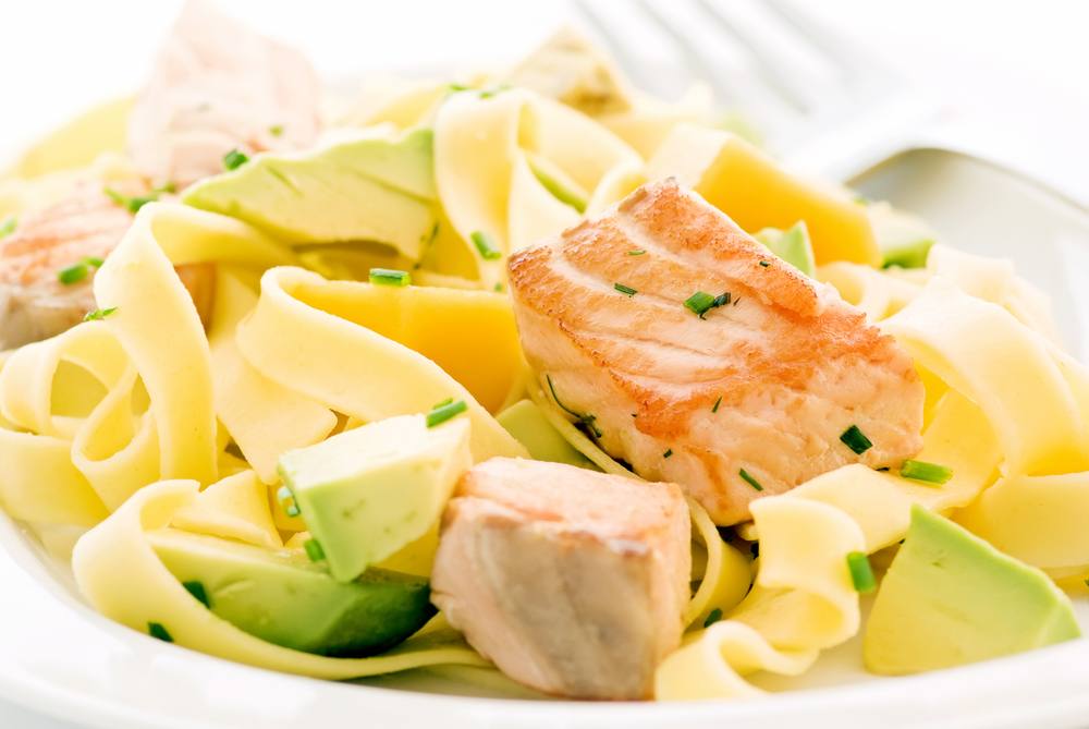 طريقة عمل باستا ببيستو الأفوكادو والسلمون المدخن الحار‎‎