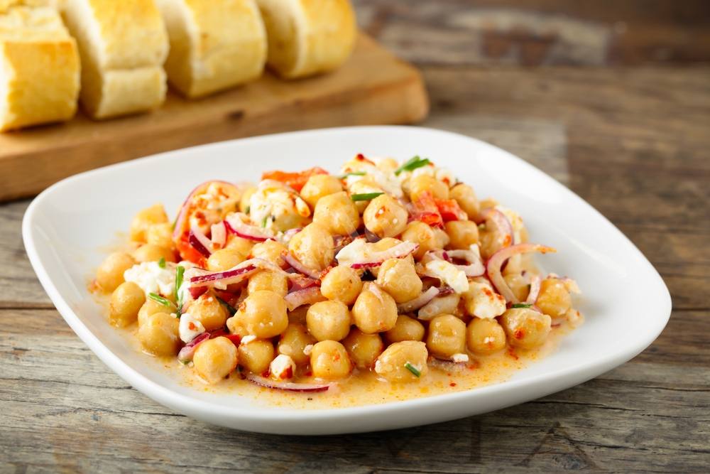 طريقة عمل سلطة الحمص الدافئة بالزبادي‎‎