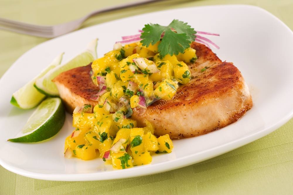 طريقة عمل سمك مشوي مع صلصة الموز والمانجو‎‎