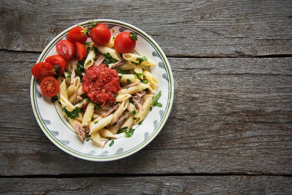 طريقة عمل مكرونة بالدجاج وصوص الطماطم والبنجر‎‎