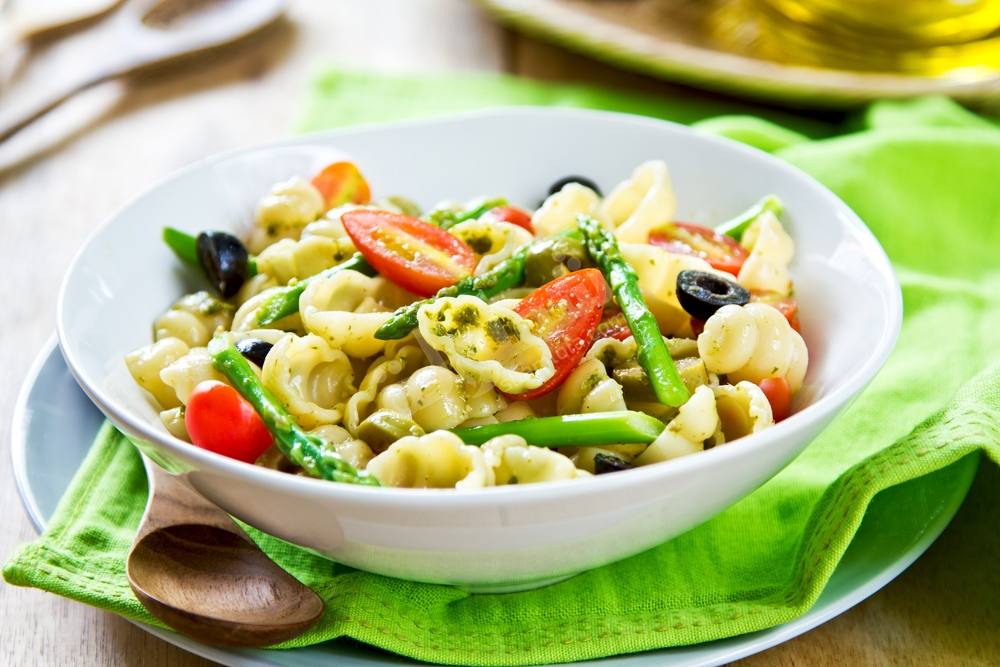 طريقة عمل  المكرونة بالطماطم مع الزيتون و الإسبراجس‎‎