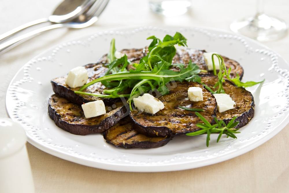 طريقة عمل سلطة الباذنجان والجرجير وجبن الماعز‎‎