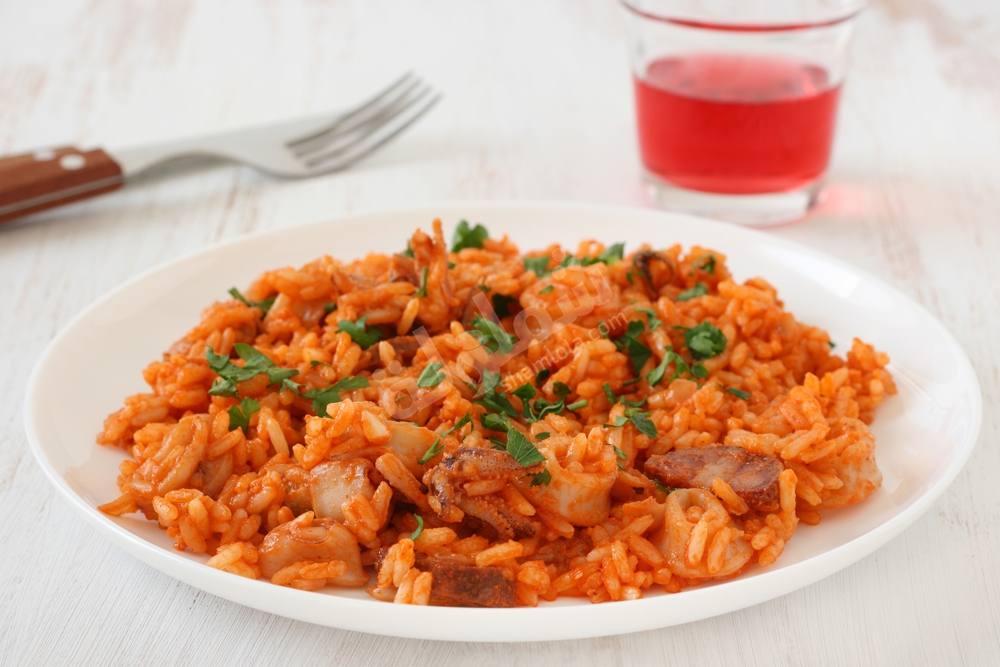 طريقة عمل أرز بالطماطم والسجق الإيطالي‎‎