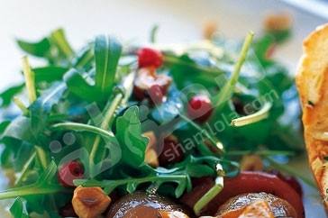 طريقة عمل سلطة الجرجير مع التوت البرى والبندق‎‎