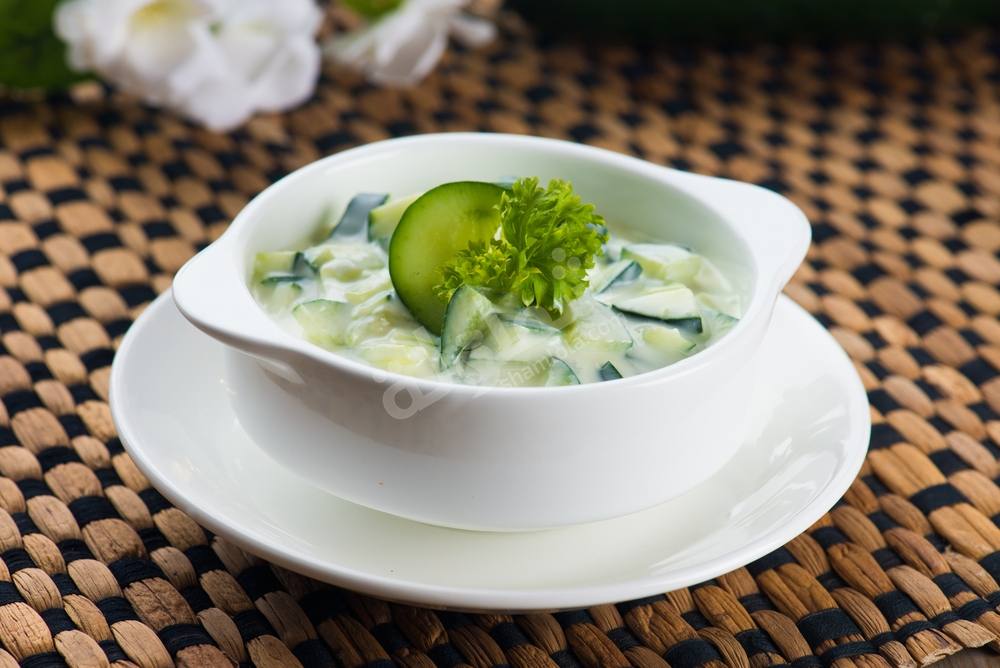 طريقة عمل سلطة الخيار مع تتبيلة حليب جوز الهند‎‎